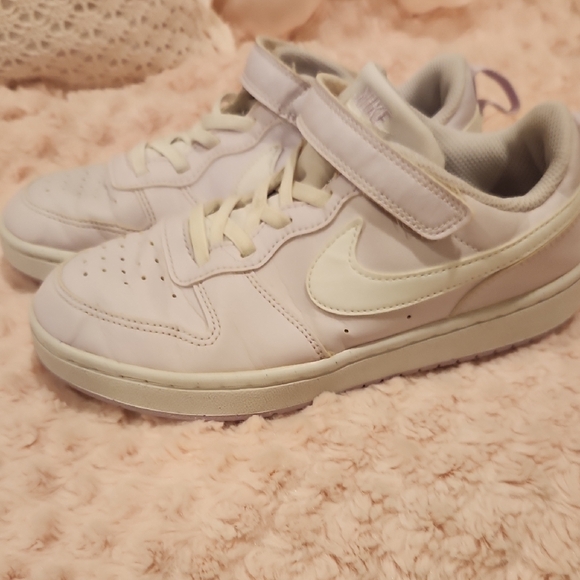 Girls Nike Sneakers - Picture 3 of 6